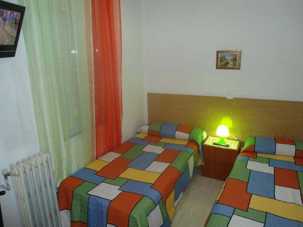 Hostal Florida Madrid Bagian luar foto