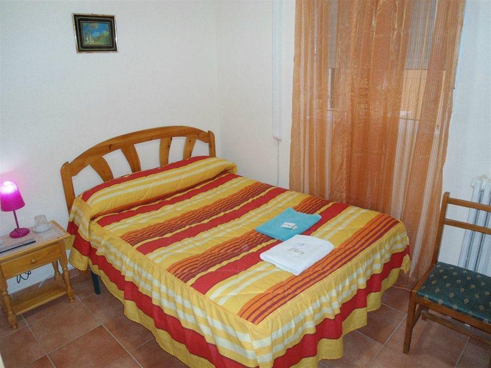 Hostal Florida Madrid Bagian luar foto